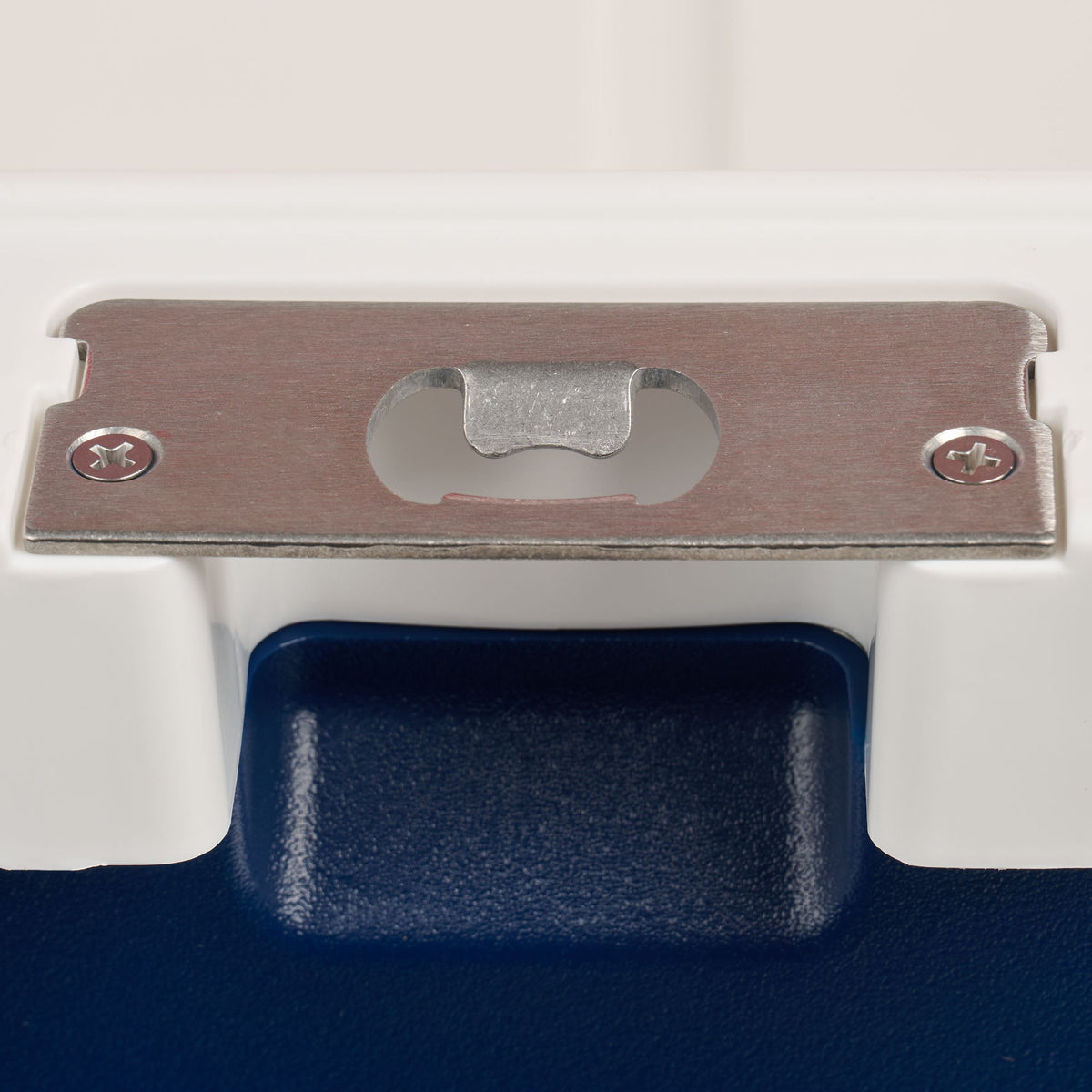 trailmate-75-qt-roller-cooler-c9 00035111-BO.jpg
